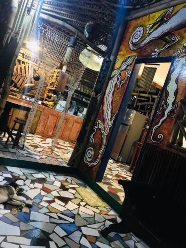 Ein Restaurant oder anderes Speiselokal in der Unterkunft Bamboo Nest 
