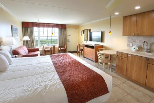 une chambre d'hôtel avec un grand lit et une cuisine dans l'établissement Fleur de Lis Beach Motel, à Wildwood Crest