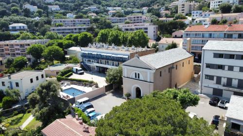 una vista aérea de una ciudad con un edificio en Hotel Cyrnea en Bastia