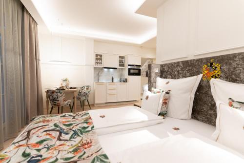 a bedroom with a bed and a kitchen at SCHLOSSRESIDENZ - Boutique Apartments & Hotel Suiten in Schloß Ricklingen