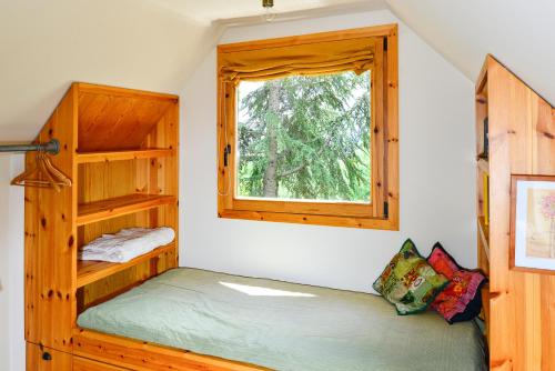 1 dormitorio con 2 literas y ventana en NIMA Navacerrada en Navacerrada