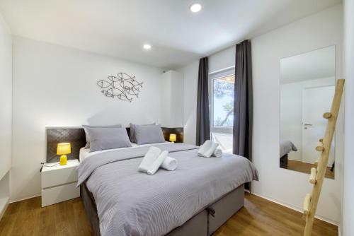 Ліжко або ліжка в номері Pine Beach Pakostane Glamping Homes - All Inclusive light