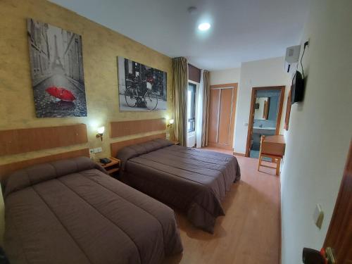 En eller flere senger på et rom på Hotel Castilla