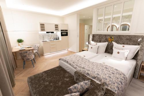 a hotel room with a bed and a kitchen at SCHLOSSRESIDENZ - Boutique Apartments & Hotel Suiten in Schloß Ricklingen