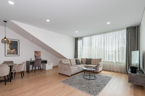 Predel za sedenje v nastanitvi Spaciuos 1 BD Apt by Domvia