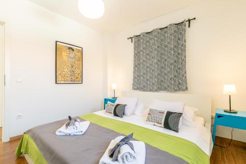 sypialnia z 2 łóżkami i oknem w obiekcie Apartments Karisima w Korčuli