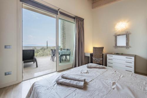 - une chambre avec un lit et une porte coulissante en verre dans l'établissement Little Paradise Lake Garda, à Toscolano Maderno