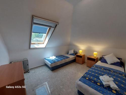 Una cama o camas en una habitación de Sophie apartman