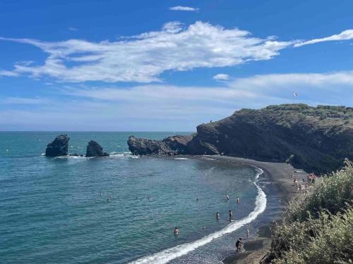 Uma praia em ou perto do apartamento