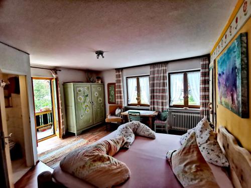 Un dormitorio con una cama grande con almohadas. en Ferienwohnungen Berghof, en Krün