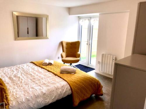 una camera con letto, sedia e specchio di Great location very spacious. Sea and castle view a Marazion