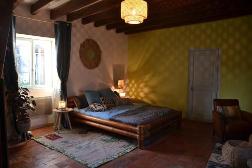 1 dormitorio con 1 cama en una habitación en La Petite Ferme en Montreuil-Bellay