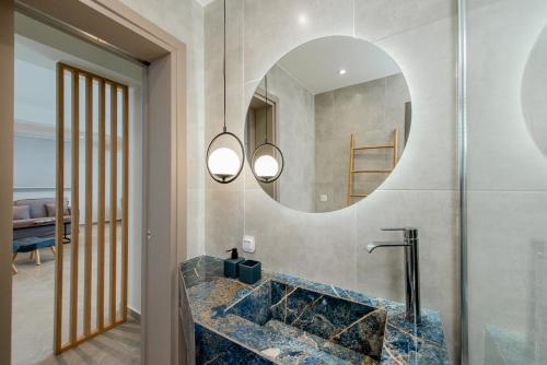 bagno con lavandino e specchio di Gemela AllstarBoutique in Aegina A a Città di Egina