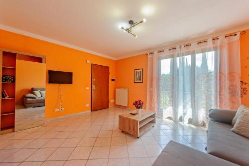 a living room with a couch and a tv at Casa Leah in Montepulciano