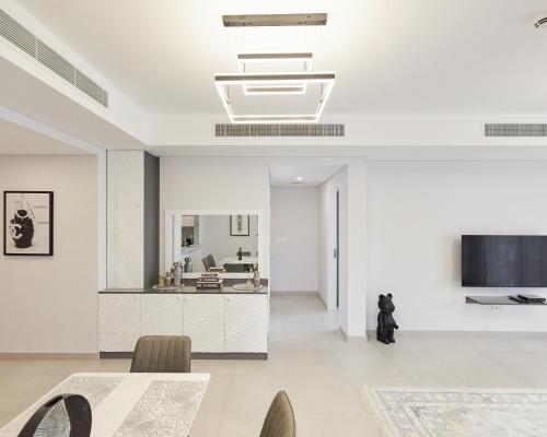 a living room with a dining table and a tv at Spacious 2 bedroom in Madinat Jumeirah Living in Dubai
