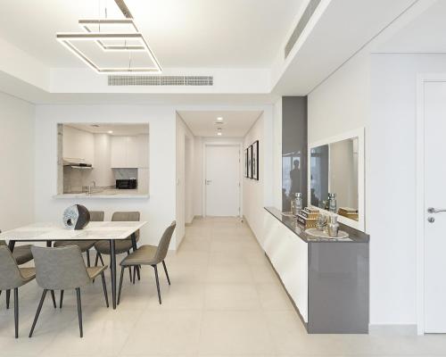 a dining room and kitchen with a table and chairs at Spacious 2 bedroom in Madinat Jumeirah Living in Dubai
