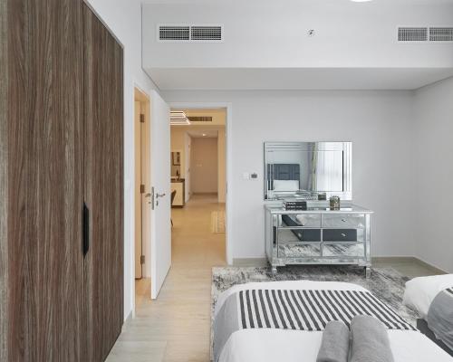 1 dormitorio con 2 camas y cocina en Spacious 2 bedroom in Madinat Jumeirah Living, en Dubái