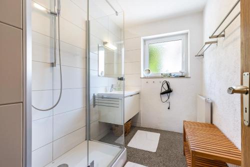 uma casa de banho com um chuveiro e um lavatório. em Ferienwohnung Lammerberg em Albstadt