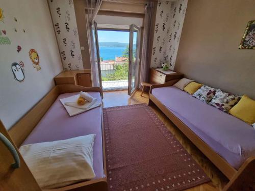 2 Betten in einem Zimmer mit Meerblick in der Unterkunft Apartment in Crikvenica 40895 in Crikvenica