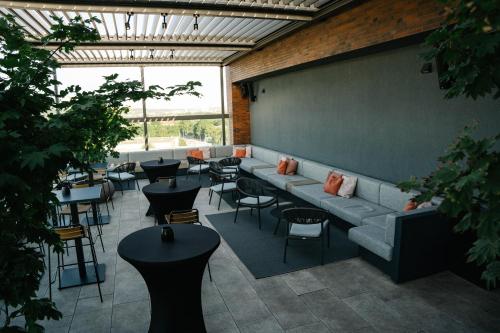 Posezení v ubytování LOOM Hotel & Skybar