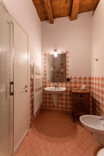 a bathroom with a sink and a mirror at Villa Clementina - Prosecco Country Hotel in San Pietro di Feletto