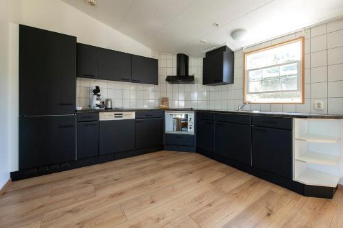 Køkken eller tekøkken på 79, Ruime chalet aan de Kampina