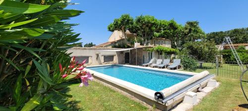 une piscine dans la cour d'une maison dans l'établissement Gîte Les 