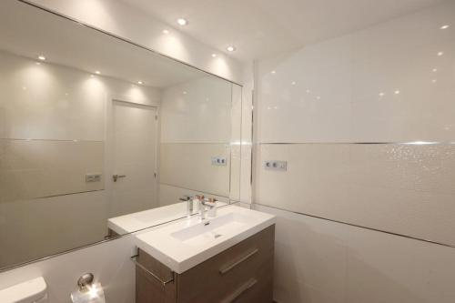 baño con lavabo y espejo grande en Apartamento LA BEJARANA, en Béjar