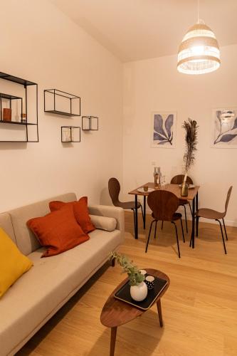un salon avec un canapé et une table dans l'établissement Appart Hotel Jaures - Boutique apartments, à Nice
