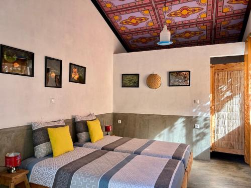 Paul的住宿－AldeaPanoramica，一间卧室设有一张床和色彩缤纷的天花板