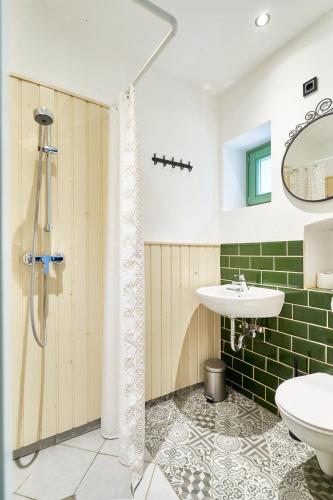 une salle de bain avec douche et lavabo dans l'établissement Maison BOGArT, à Alsobogát