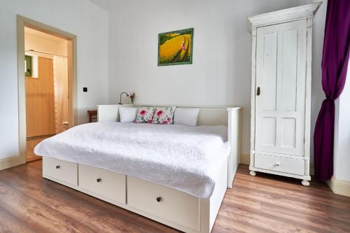Un ou plusieurs lits dans un hébergement de l'établissement Maison BOGArT