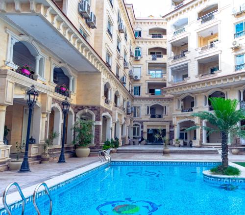 een zwembad op de binnenplaats van een gebouw bij Jasmine Pyramids Hotel in Caïro