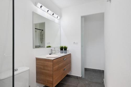 un baño con lavabo y espejo en Estudio Dannamar, en Puerto del Carmen