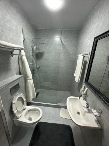 LE CHALET MONT HOTEL AND RESTAURANT في Chorwoq: حمام مع دش ومرحاض ومغسلة