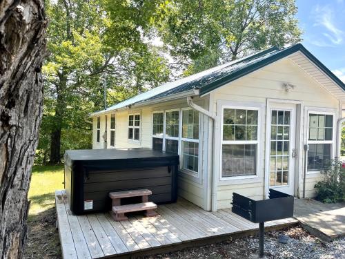 una casetta in legno di A Mountain Cottage cabin a Sevierville