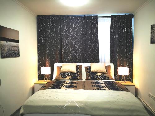 1 dormitorio con 1 cama grande y 2 lámparas en Luxury Basement in the surrounding of Budapest en Mogyoród