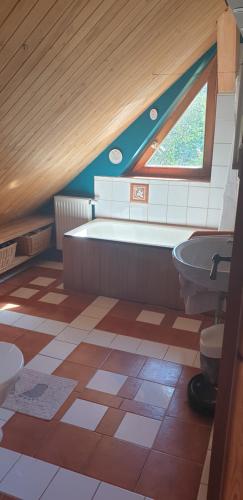 W łazience znajduje się toaleta, wanna i umywalka. w obiekcie Mājīga istaba ar balkonu un vannasistaba, bezmaksas elektroauto uzlāde w mieście Iecava