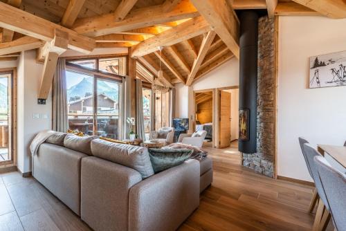 ein Wohnzimmer mit einem Sofa und einem Kamin in der Unterkunft Apartment Lizay Morzine - by EMERALD STAY in Morzine