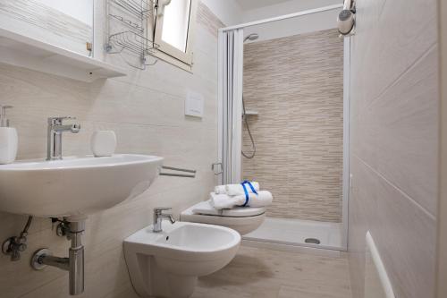 uma casa de banho com um lavatório, um WC e um chuveiro em B&B Lucia em Salve
