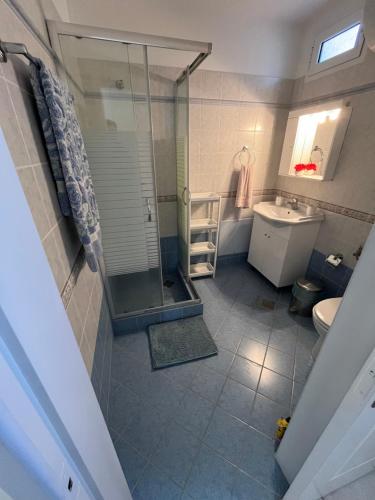 La salle de bains est pourvue d'une douche, de toilettes et d'un lavabo. dans l'établissement Amalia's Summer Home, à Áyioi Asómatoi
