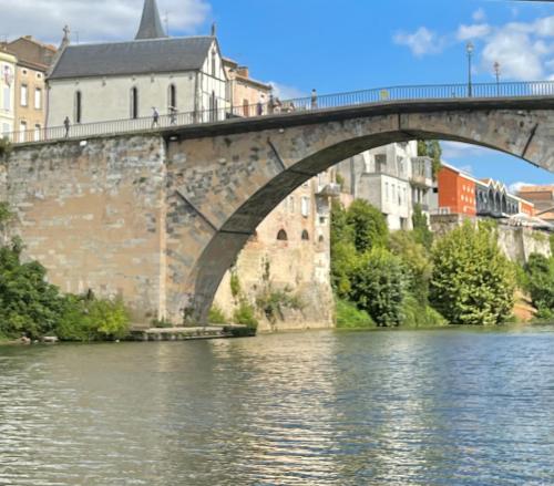 a bridge over a river in a city at Lac Mondésir the little house and its Bastide in Monflanquin