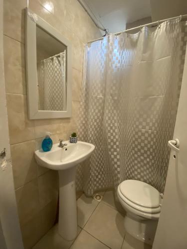 uma casa de banho com um lavatório, um WC e um chuveiro em Los Girasoles Villa Sarita Posadas - 1B em Posadas