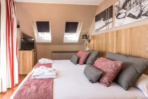  Hotel Grand Pas by Pierre & Vacances -  Room  picture :   Bath    Safety deposit box    TV                           