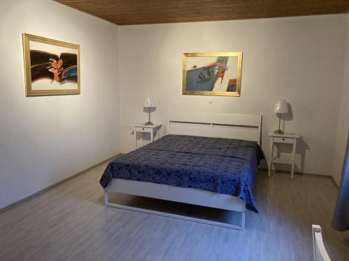 - une chambre avec un lit et deux photos sur le mur dans l'établissement Ferienwohnung mit 125qm am Rande der Fußgängerzone in Sigmaringen, à Sigmaringen