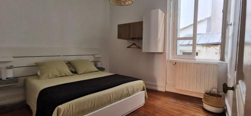 une petite chambre avec un lit et une fenêtre dans l'établissement Appartement à 2 pas des thermes, à Vals-les-Bains