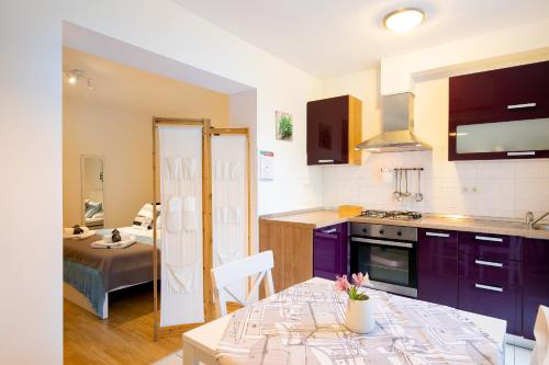 Kuchyň nebo kuchyňský kout v ubytování Apartments Karisima