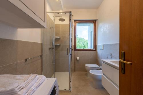 Et badeværelse på Grazioso appartamento ai piedi delle Dolomiti - SELF CHECK-IN