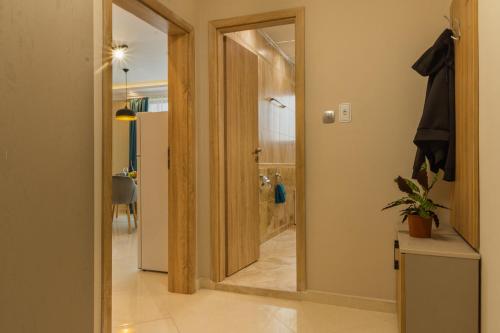 ヴァルナ・シティにあるVemara City Boutique Hotel-free parkingの廊下