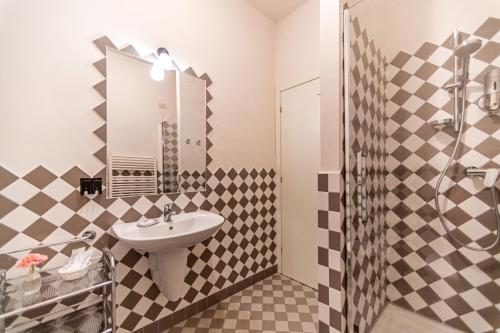 a bathroom with a sink and a mirror at Villa Clementina - Prosecco Country Hotel in San Pietro di Feletto
